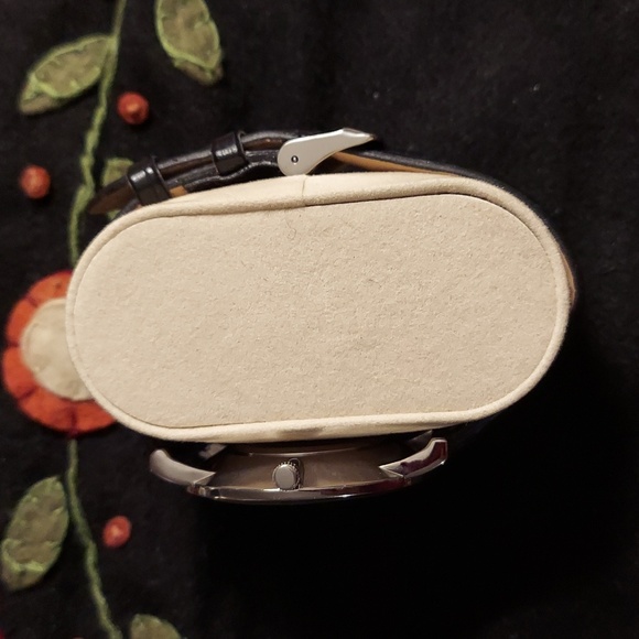 Vintage Accutime Classic Quartz Watch - Picture 2 of 9